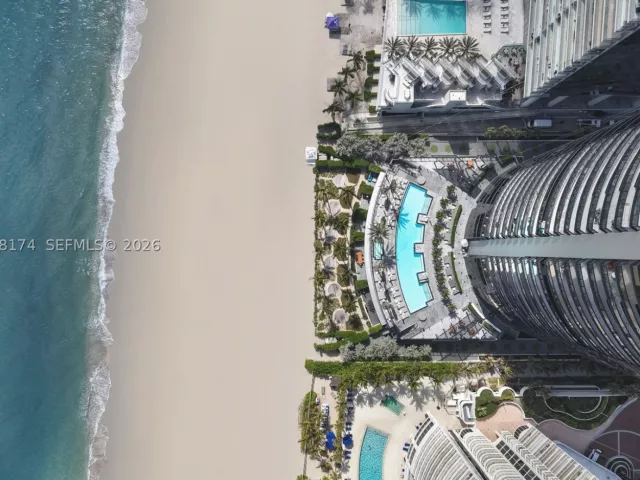 4-bedroom condo for rent in Sunny Isles Beach - 18555 Collins Ave 5105 - MondialRealty
