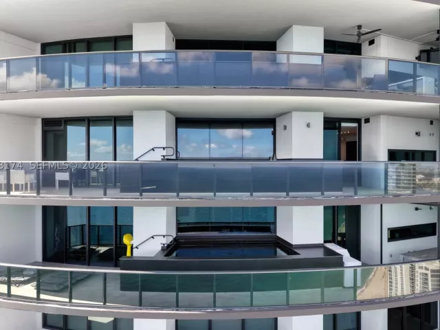 4-bedroom condo for rent in Sunny Isles Beach - 18555 Collins Ave 5105 - MondialRealty