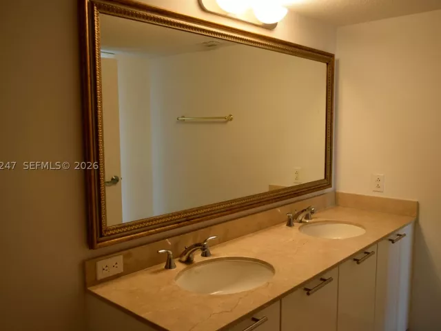 2-bedroom condo for rent in Miami - 1800 N Bayshore Dr 2310 - MondialRealty