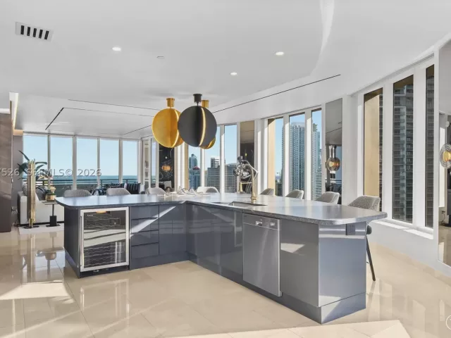 3-bedroom condo for sale in Miami - 901 Brickell Key Blvd 3304 - MondialRealty