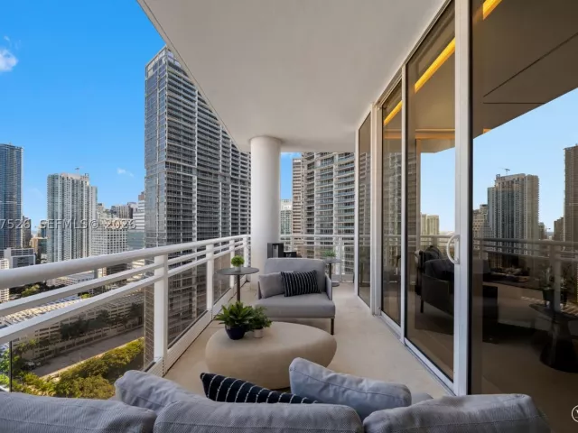 3-bedroom condo for sale in Miami - 901 Brickell Key Blvd 3304 - MondialRealty