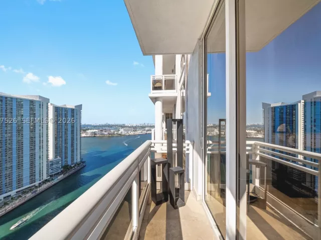 3-bedroom condo for sale in Miami - 901 Brickell Key Blvd 3304 - MondialRealty