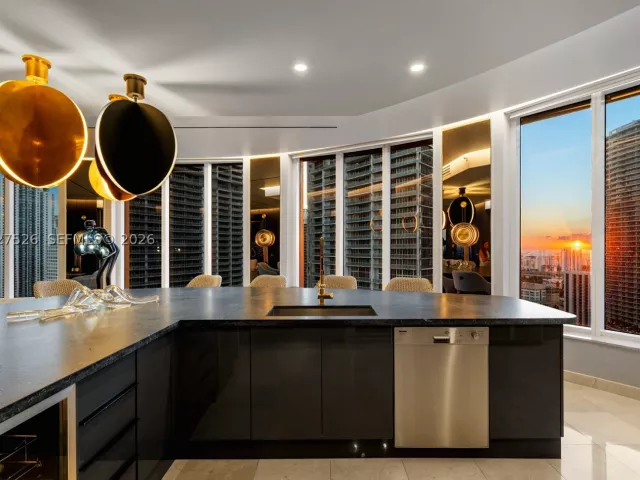 3-bedroom condo for sale in Miami - 901 Brickell Key Blvd 3304 - MondialRealty
