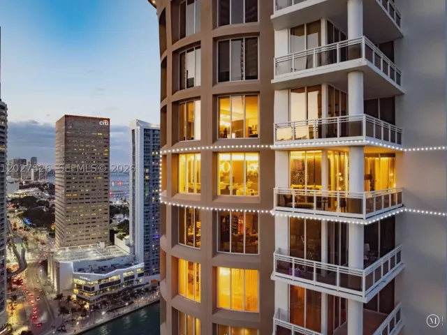 3-bedroom condo for sale in Miami - 901 Brickell Key Blvd 3304 - MondialRealty