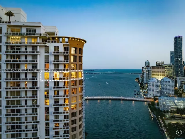 3-bedroom condo for sale in Miami - 901 Brickell Key Blvd 3304 - MondialRealty