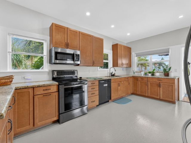 4-bedroom home for sale in Pompano Beach - 400 NE 5th Avenue - MondialRealty