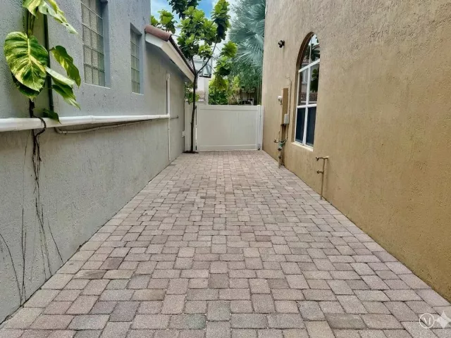 4-bedroom home for sale in Fort Lauderdale - 3775 SW 50th Street - MondialRealty