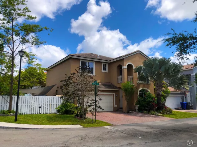 4-bedroom home for sale in Fort Lauderdale - 3775 SW 50th Street - MondialRealty