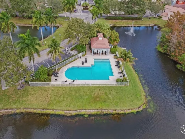4-bedroom home for sale in Fort Lauderdale - 3775 SW 50th Street - MondialRealty