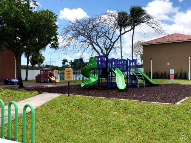 4-bedroom home for sale in Fort Lauderdale - 3775 SW 50th Street - MondialRealty