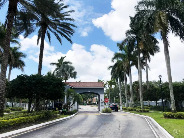 4-bedroom home for sale in Fort Lauderdale - 3775 SW 50th Street - MondialRealty