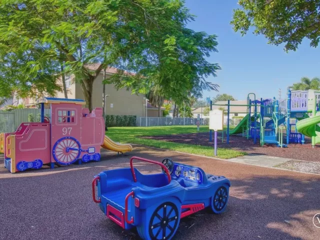 4-bedroom home for sale in Fort Lauderdale - 3775 SW 50th Street - MondialRealty