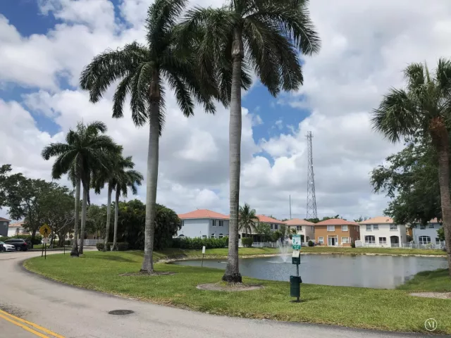 4-bedroom home for sale in Fort Lauderdale - 3775 SW 50th Street - MondialRealty