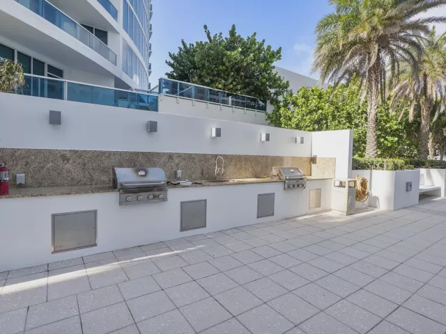 2-bedroom condo for sale in Hollywood - 2751 S Ocean Drive 602s - MondialRealty