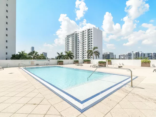 2-bedroom condo for sale in Hollywood - 2751 S Ocean Drive 602s - MondialRealty