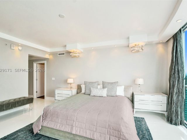 3-bedroom condo for sale in Hollywood - 3101 S Ocean Dr 2208 - MondialRealty