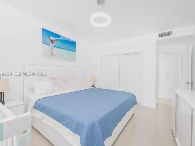 2-bedroom condo for rent in Hollywood - 3505 S Ocean Dr 221 - MondialRealty