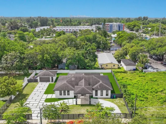 4-bedroom home for sale in Miami - 152 NW 165th St - MondialRealty