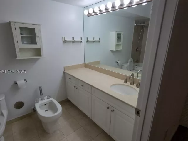 2-bedroom condo for sale in Miami Beach - 5900 Collins Ave 404 - MondialRealty