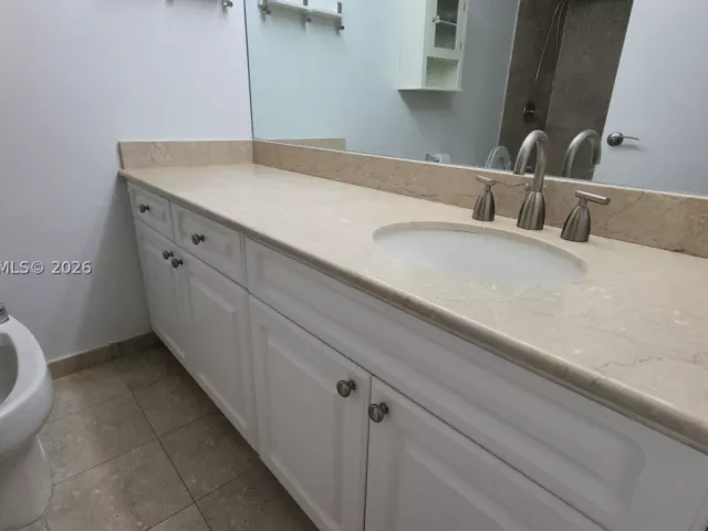 2-bedroom condo for sale in Miami Beach - 5900 Collins Ave 404 - MondialRealty