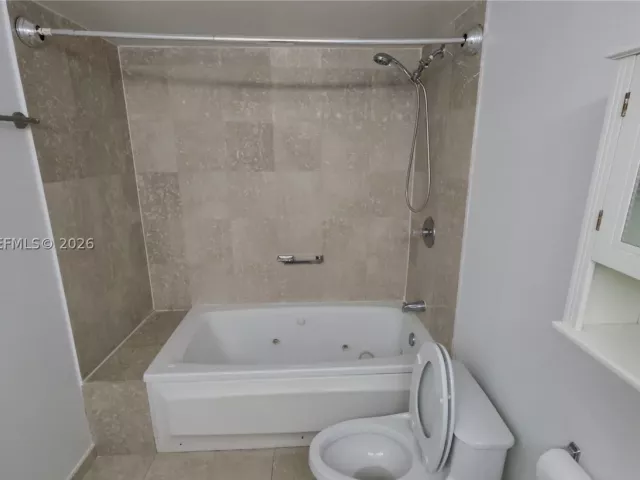 2-bedroom condo for sale in Miami Beach - 5900 Collins Ave 404 - MondialRealty