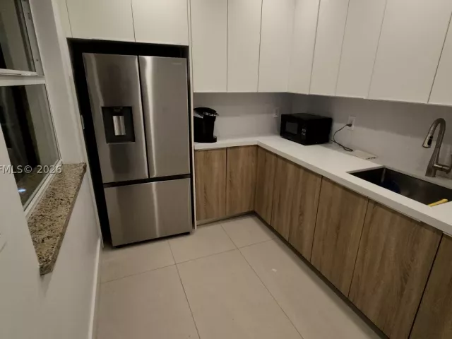 2-bedroom condo for sale in Miami Beach - 5900 Collins Ave 404 - MondialRealty