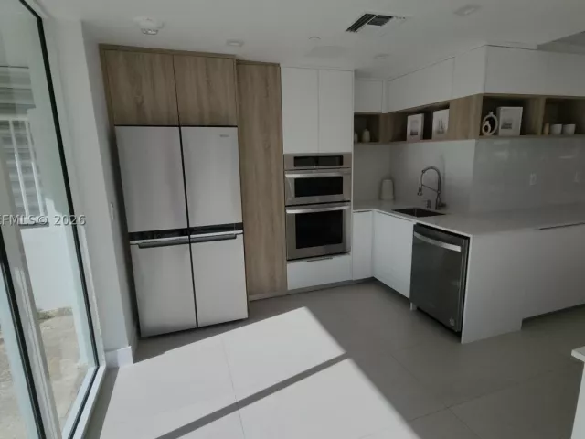 2-bedroom condo for sale in Miami Beach - 5900 Collins Ave 404 - MondialRealty