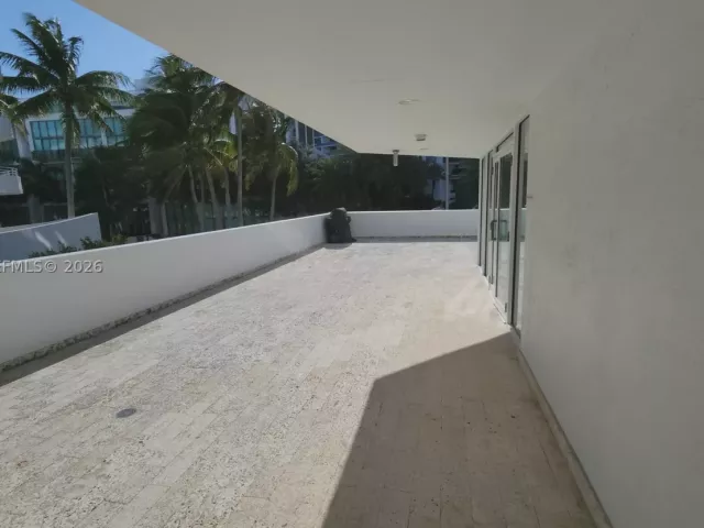 2-bedroom condo for sale in Miami Beach - 5900 Collins Ave 404 - MondialRealty