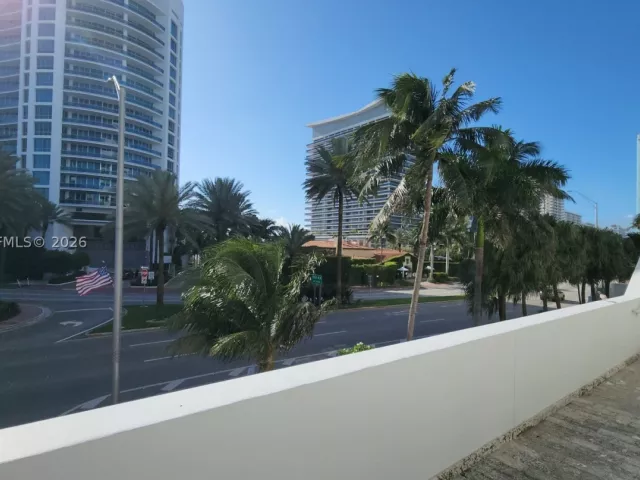 2-bedroom condo for sale in Miami Beach - 5900 Collins Ave 404 - MondialRealty