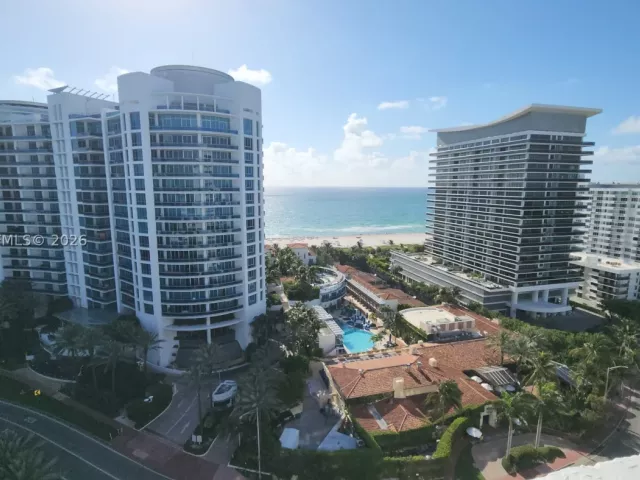2-bedroom condo for sale in Miami Beach - 5900 Collins Ave 404 - MondialRealty