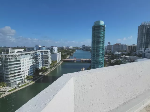 2-bedroom condo for sale in Miami Beach - 5900 Collins Ave 404 - MondialRealty