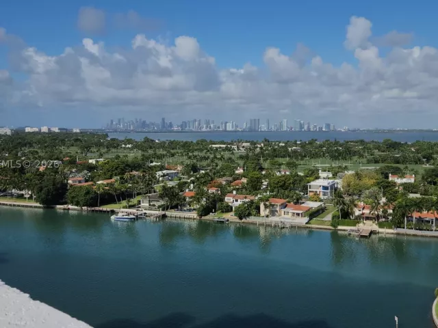 2-bedroom condo for sale in Miami Beach - 5900 Collins Ave 404 - MondialRealty