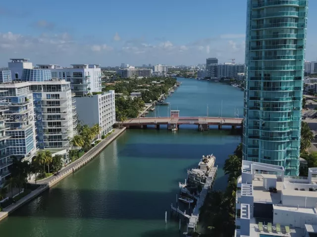 2-bedroom condo for sale in Miami Beach - 5900 Collins Ave 404 - MondialRealty