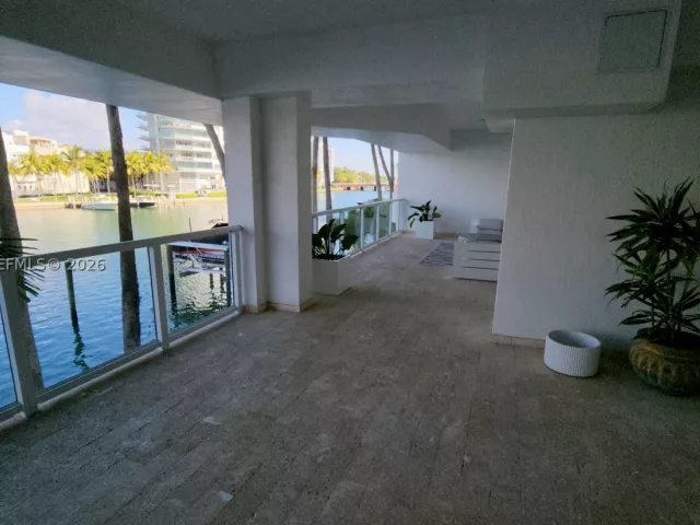 2-bedroom condo for sale in Miami Beach - 5900 Collins Ave 404 - MondialRealty