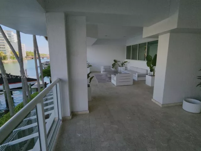 2-bedroom condo for sale in Miami Beach - 5900 Collins Ave 404 - MondialRealty
