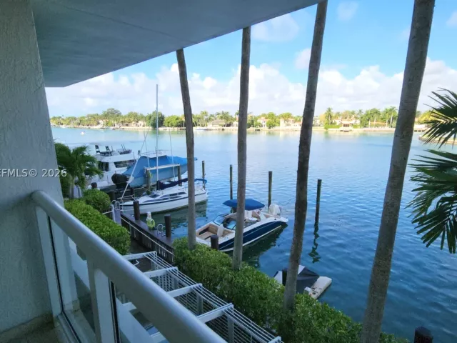 2-bedroom condo for sale in Miami Beach - 5900 Collins Ave 404 - MondialRealty