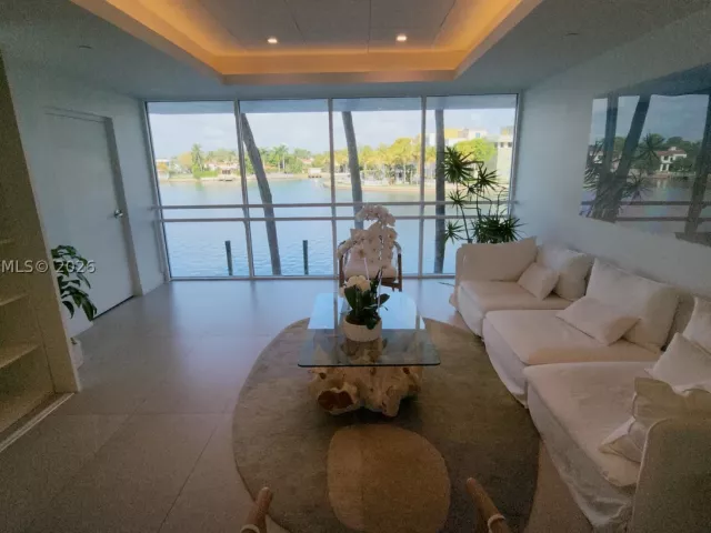 2-bedroom condo for sale in Miami Beach - 5900 Collins Ave 404 - MondialRealty