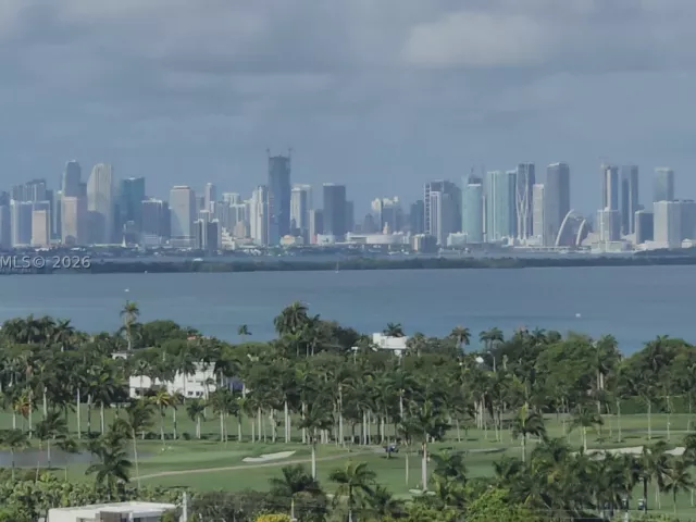 2-bedroom condo for sale in Miami Beach - 5900 Collins Ave 404 - MondialRealty