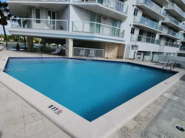 2-bedroom condo for sale in Miami Beach - 5900 Collins Ave 404 - MondialRealty