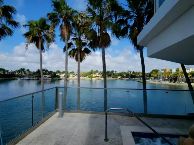 2-bedroom condo for sale in Miami Beach - 5900 Collins Ave 404 - MondialRealty