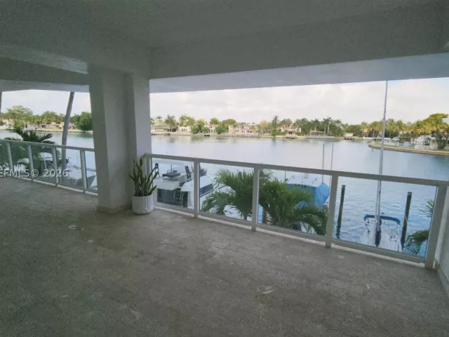 2-bedroom condo for sale in Miami Beach - 5900 Collins Ave 404 - MondialRealty