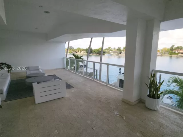 2-bedroom condo for sale in Miami Beach - 5900 Collins Ave 404 - MondialRealty