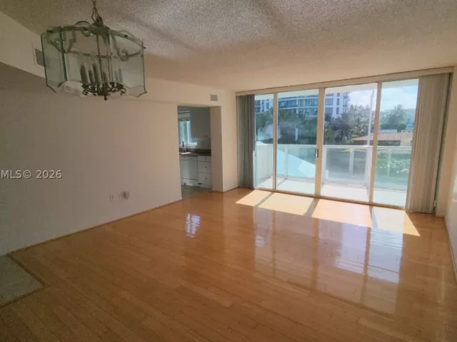 2-bedroom condo for sale in Miami Beach - 5900 Collins Ave 404 - MondialRealty