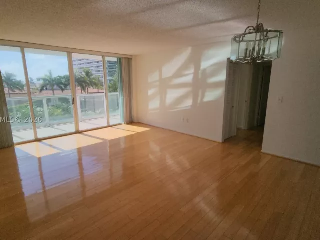 2-bedroom condo for sale in Miami Beach - 5900 Collins Ave 404 - MondialRealty