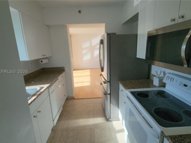 2-bedroom condo for sale in Miami Beach - 5900 Collins Ave 404 - MondialRealty