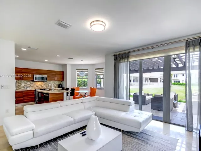 5-bedroom home for sale in Doral - 10555 NW 69th Ter - MondialRealty