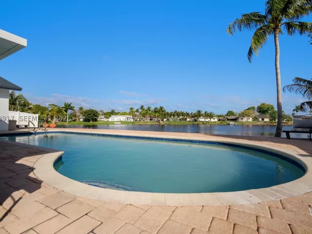3-bedroom home for sale in Deerfield Beach - 1310 SW 26th Ave - MondialRealty