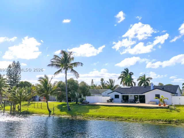 3-bedroom home for sale in Deerfield Beach - 1310 SW 26th Ave - MondialRealty