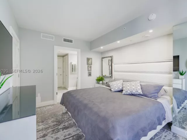1-bedroom condo for rent in Miami - 801 S Miami Ave 3706 - MondialRealty
