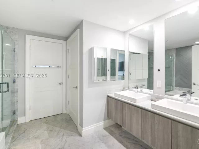 1-bedroom condo for rent in Miami - 801 S Miami Ave 3706 - MondialRealty